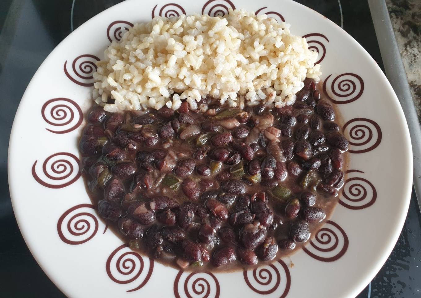 Frijoles negros a la cubana con arroz integral