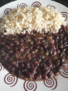 Una foto de Frijoles negros a la cubana con arroz integral