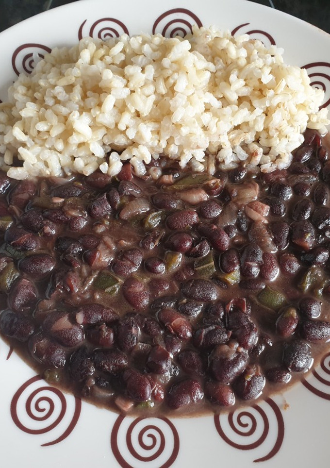 Una foto de Frijoles negros a la cubana con arroz integral