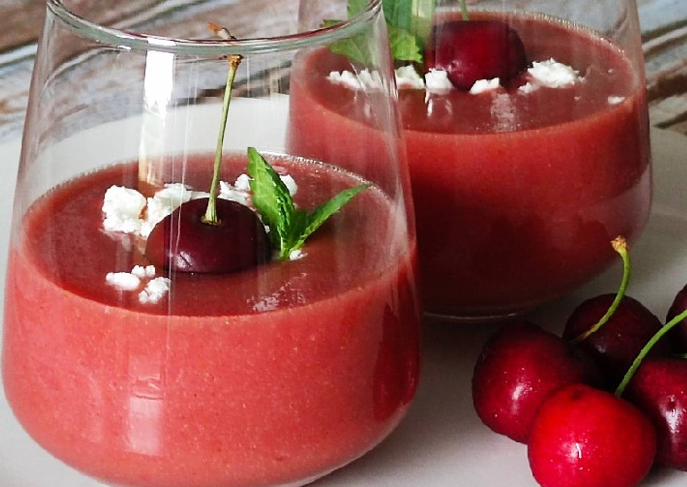 Gazpacho con cerezas, hierbabuena y feta