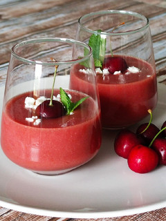 Una foto de Gazpacho con cerezas, hierbabuena y feta