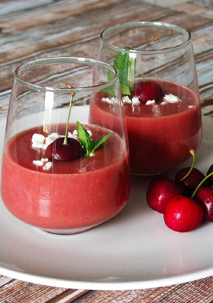 Una foto de Gazpacho con cerezas, hierbabuena y feta