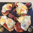 Tostas de sobrasada y huevos de codorniz