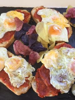Una foto de Tostas de sobrasada y huevos de codorniz