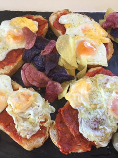 Una foto de Tostas de sobrasada y huevos de codorniz