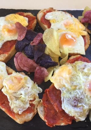 Foto principal de Tostas de sobrasada y huevos de codorniz