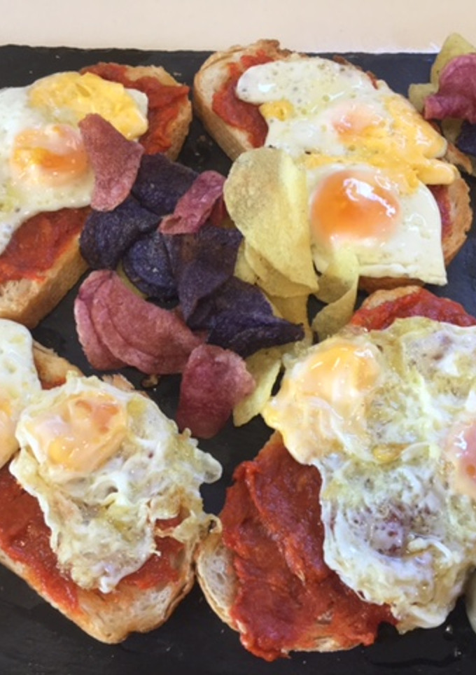Una foto de Tostas de sobrasada y huevos de codorniz