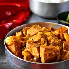A picture of Echorer Dalna / Kancha Kathaler Torkari (Bengali Style Raw Jackfruit Curry).