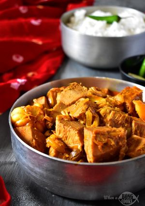 A picture of Echorer Dalna / Kancha Kathaler Torkari (Bengali Style Raw Jackfruit Curry).