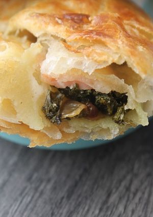 Une photo de Chaussons de chou kale braisé
