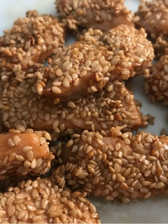 Foto principal de Medallones de salmón con semillas de sésamo marinados en salsa de soja