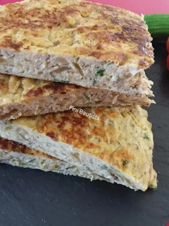 Una foto de Tortilla de sardinas y cebolla