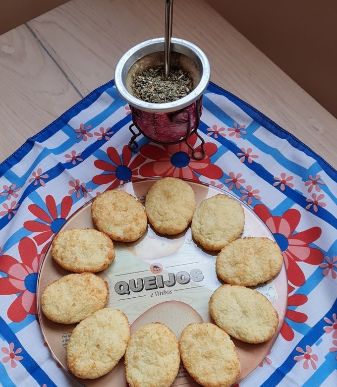 Una foto de Bizcochitos de queso y coco 😋 🧀 🥥