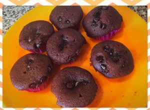 Una foto de Muffin de chocolate fácil de nesquik con chispas de chocolate!