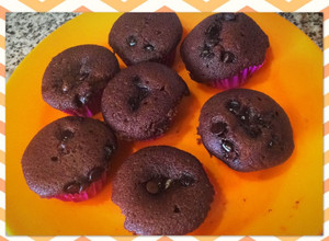 Una foto de Muffin de chocolate fácil de nesquik con chispas de chocolate!