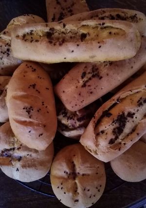 صورة لوصفة باغيت وخبز صغير بحشوة البصل والتونة