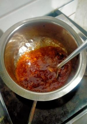 લાલ મરચાં લસણની ચટણી (Red Chili Garlic Chutney Recipe In Gujarati) રેસીપી મુખ્ય ફોટો
