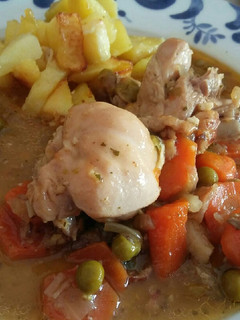 Una foto de Pollo en salsa de verduras y patatas fritas
