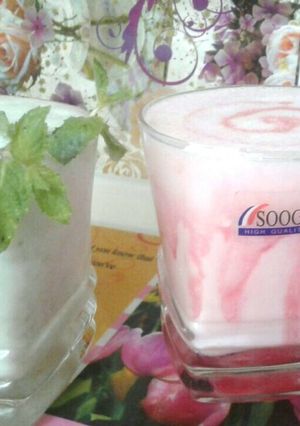 पुदीने और स्ट्रॉबेरी  की लस्सी रेसिपी मुख्य फोटो