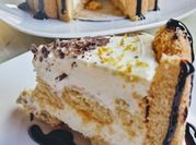 Una foto de postres con vainillas con chocolate
