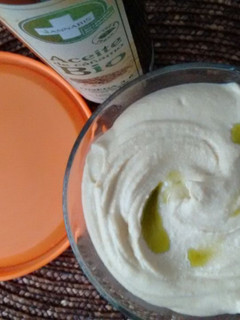 Una foto de Hummus de lentejas rojas con aceite de cáñamo y Agua de Mar