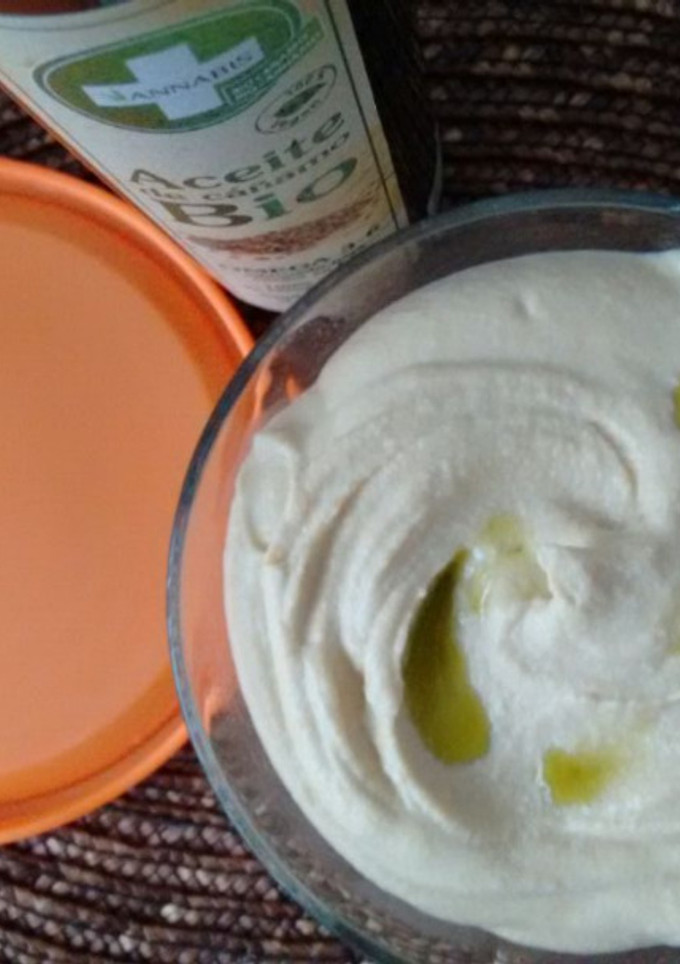 Una foto de Hummus de lentejas rojas con aceite de cáñamo y Agua de Mar