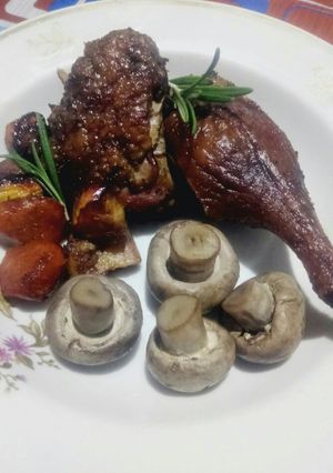 Фото Утка с айвой, розмарином, яблоком и морковью 🍎🍏.