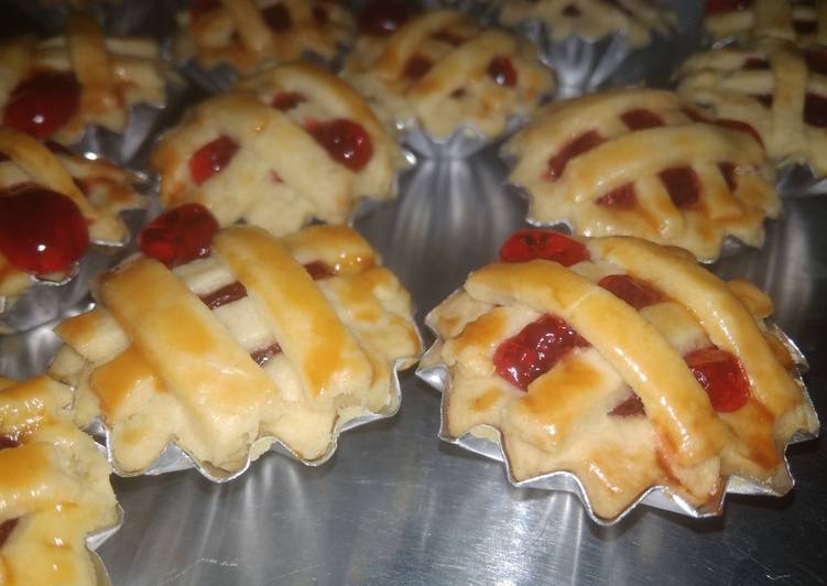 Langkah Mudah untuk Membuat Mini Strawberry Pie Crust yang Enak Banget
