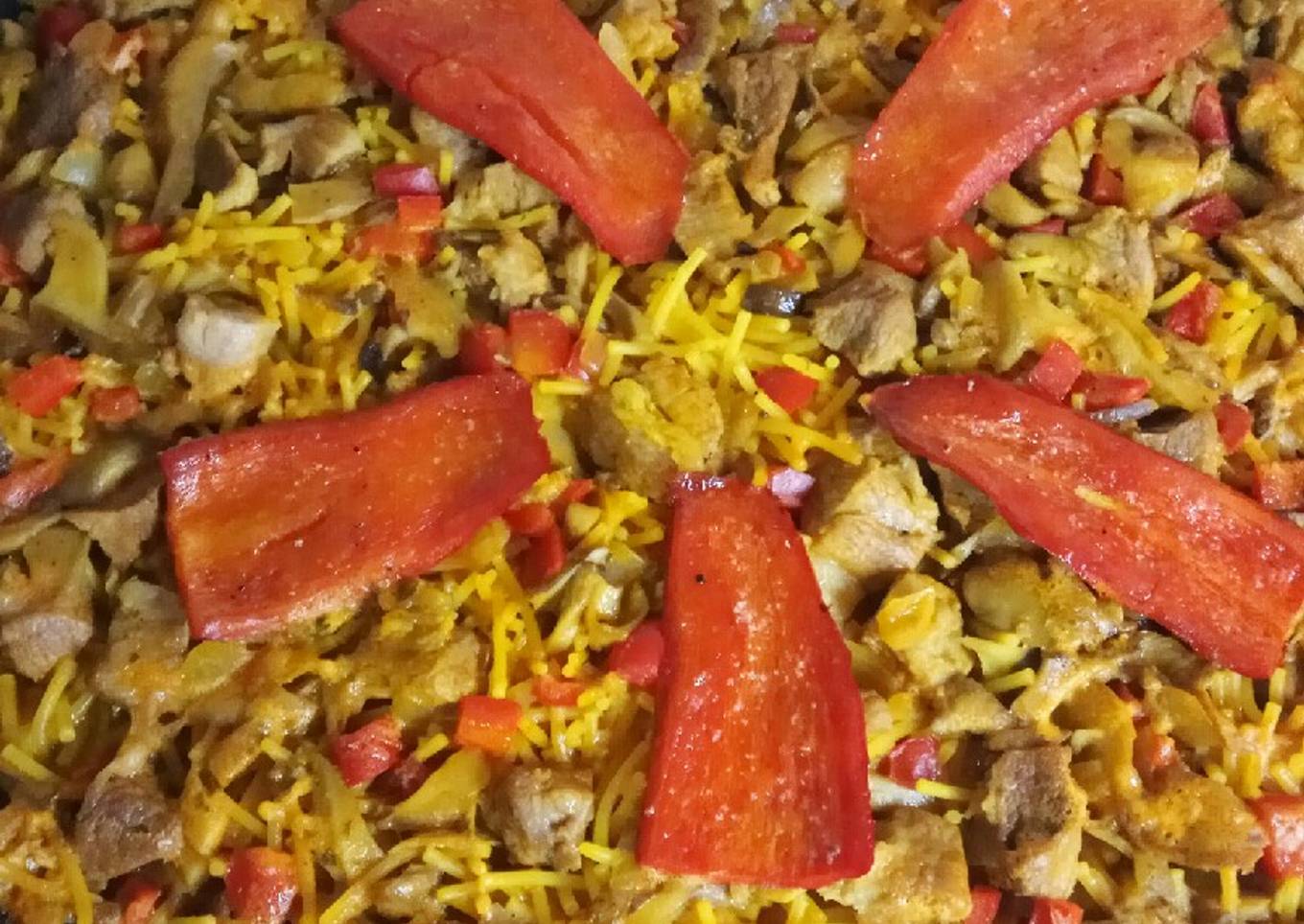 Fideuá de secreto ibérico con setas y pimiento