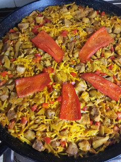 Una foto de Fideuá de secreto ibérico con setas y pimiento