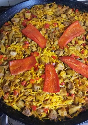 Una foto de Fideuá de secreto ibérico con setas y pimiento