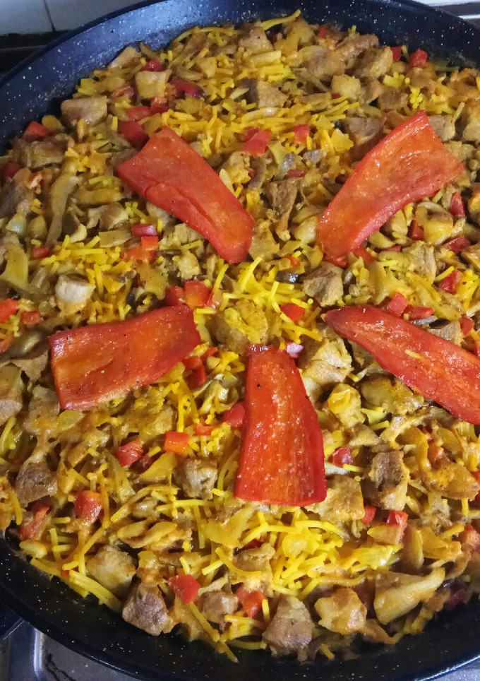 Una foto de Fideuá de secreto ibérico con setas y pimiento