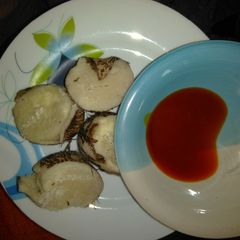 A picture of Cocoyam and red oil.