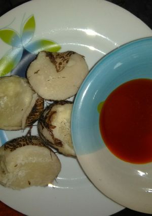 A picture of Cocoyam and red oil.