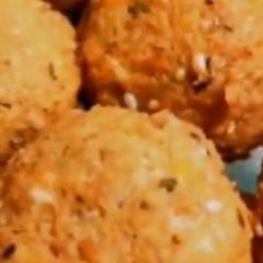 A picture of Falafal deep fried.