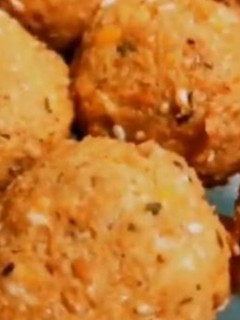 A picture of Falafal deep fried.