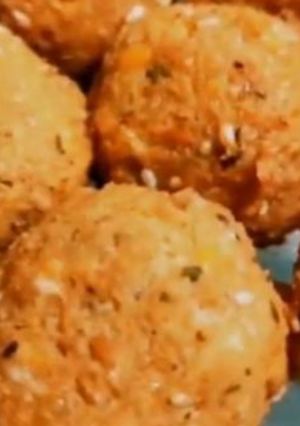 A picture of Falafal deep fried.