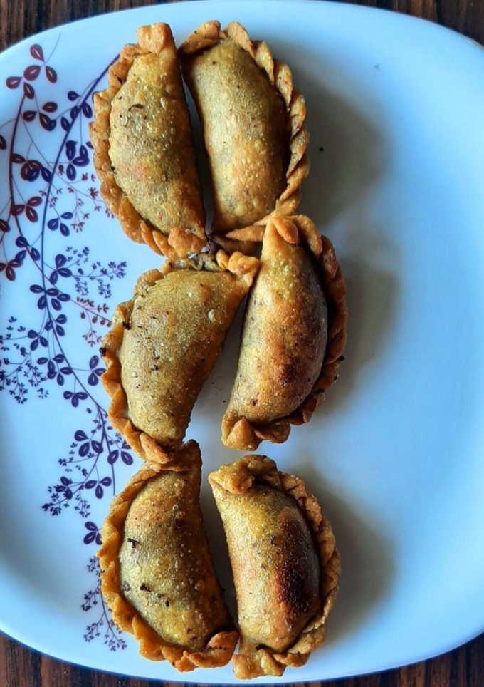 गुजराथी घुगरा (Gujrati ghughra recipe in marathi) रेसिपी चे मुख्य फोटो 