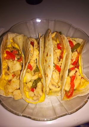 Una foto de Tacos de pollo y ajíes de tres colores