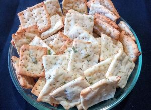 Una foto de Galletitas crocantes con cebollita de verdeo (saladas) gluten free, con kéfir