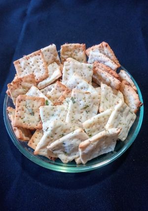 Una foto de Galletitas crocantes con cebollita de verdeo (saladas) gluten free, con kéfir