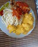Papa a la huancaína con tallarines en salsa de tomate