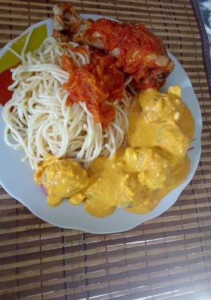 Una foto de Papa a la huancaína con tallarines en salsa de tomate