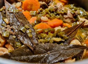 Una foto de CAZUELA de Fríjol Blanquillo🫘o Palomito con Pavo🦃y Pollo🐥...!