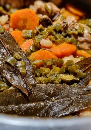 Una foto de CAZUELA de Fríjol Blanquillo🫘o Palomito con Pavo🦃y Pollo🐥...!