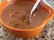 Una foto de mousse de chocolate vegano