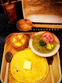 A picture of Sarson ka saag aur Makki ki roti.