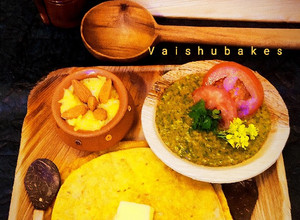 A picture of Sarson ka saag aur Makki ki roti.