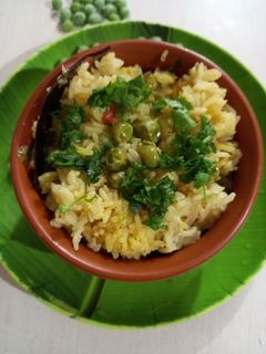 साधा सोपा मटार भात (matar bhat recipe in marathi) रेसिपी चे मुख्य फोटो