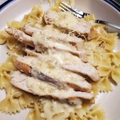 A picture of Chicken Alfredo (Italian).